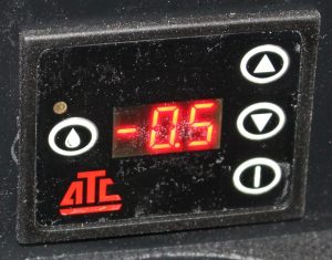 数字温度显示和控制器，以确保所需的温度，始终。